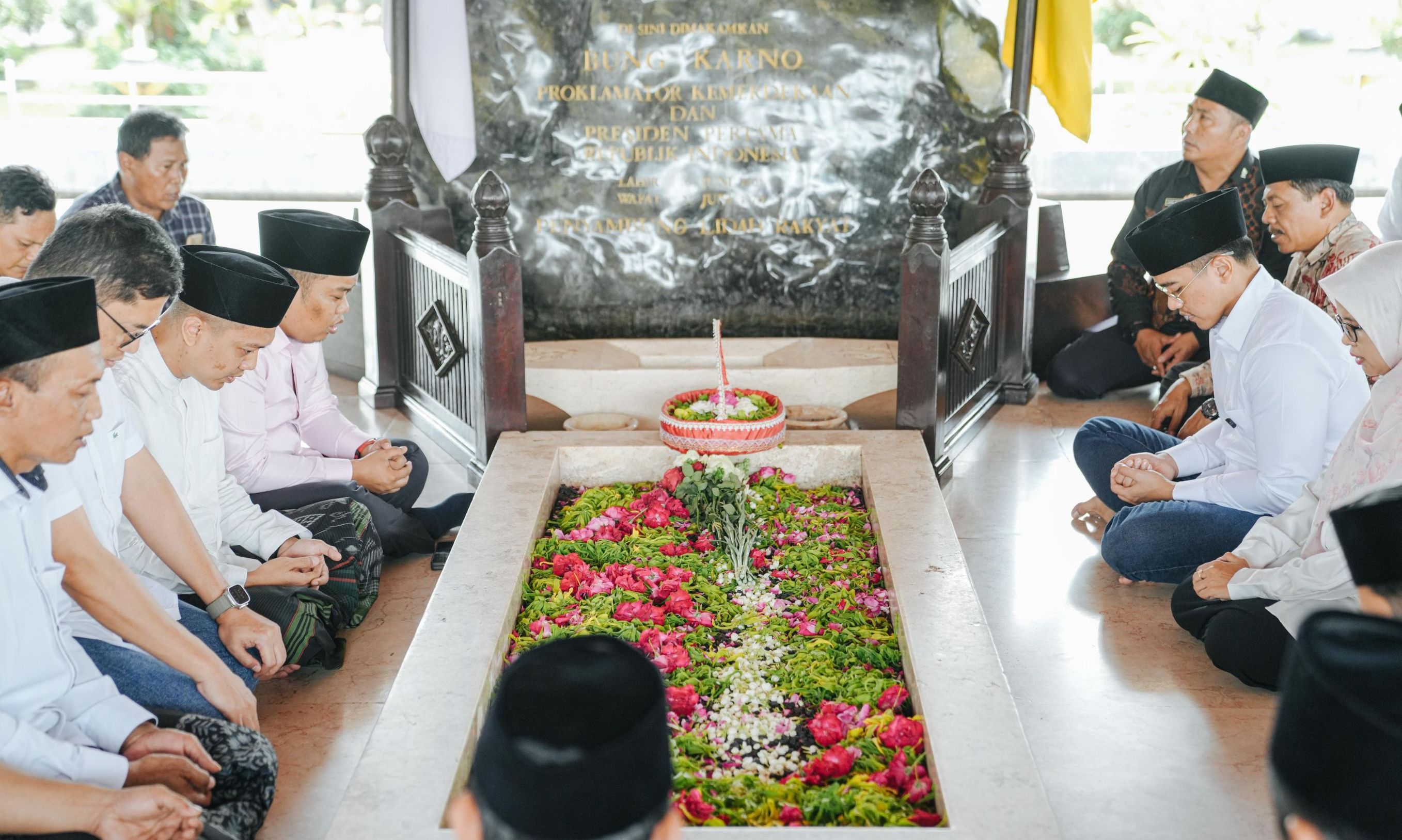 PSI ke Makam Bung Karno: Ambil Apinya, Tinggalkan Abunya <b>(Istimewa)</b>