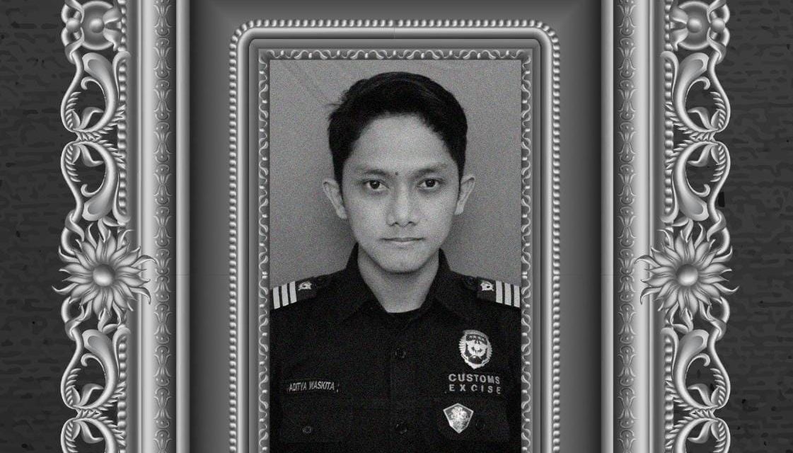 Aditya Waskita Jauhari, gugur saat menjalankan tugas pengawasan pemuatan barang ekspor di perairan Tanjung Buton, Kabupaten Siak, Riau, pada Senin 7 Juli 2026 dini hari. Almarhum merupakan pegawai Bea Cukai Pekanbaru.