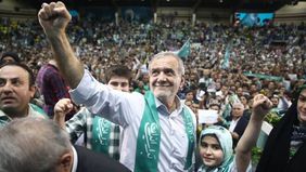 Presiden Iran, Masoud Pezeshkian, menyuarakan kritik terhadap aturan wajib hijab yang diterapkan di negaranya, terutama undang-undang baru yang memberikan ancaman hukuman lebih berat bagi para pelanggarnya.