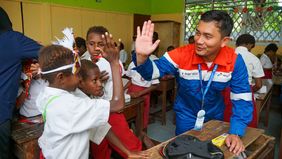 Pertamina bersama dengan Relawan Bakti BUMN Batch VII berbagi makanan bergizi dan peralatan sekolah kepada siswa di SD Inpres Gudang Arang, Kamahedoga, Kecamatan Merauke, Kabupaten Merauke, Papua Selatan.