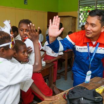 Relawan Bakti BUMN Menginspirasi Siswa Merauke Lewat Edukasi dan Makanan Bergizi