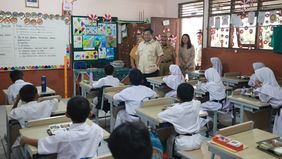 Momen hangat terjadi saat Presiden RI Prabowo Subianto melakukan inspeksi mendadak (sidak) pelaksanaan Makan Bergizi Gratis (MBG) di sejumlah sekolah dasar di wilayah Kedung Jaya, Bogor, Senin (10/2).