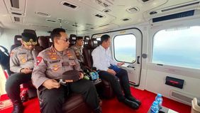 Kapolri Jenderal Pol. Listyo Sigit Prabowo meninjau kesiapan penanganan kebakaran hutan dan lahan (karhutla) di Provinsi Riau, Kamis dengan memantau titik api via udara menggunakan helikopter.