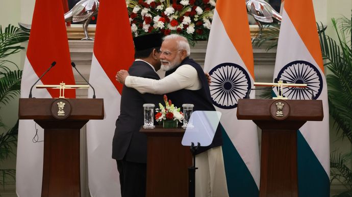 Selama berkunjung ke India, Presiden RI Prabowo Subianto dan Perdana Menteri India Narendra Modi beberapa kali bertemu dan bertukar gestur bersahabat, mulai dari berpelukan hingga memanggil satu sama lain dengan panggilan &lsquo;brother.&rsquo;