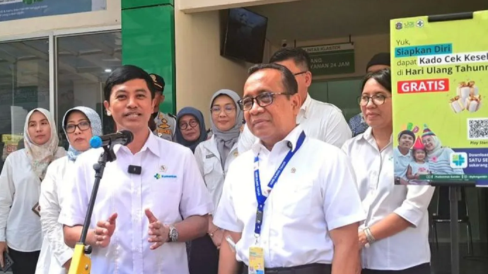 Wamenkes Dante Saksono Harbuwono (kiri depan) saat mendampingi Menko PMK Pratikno cek kesehatan gratis di Puskesmas Gambir, Jakarta Pusat, Kamis (13/2/2025).