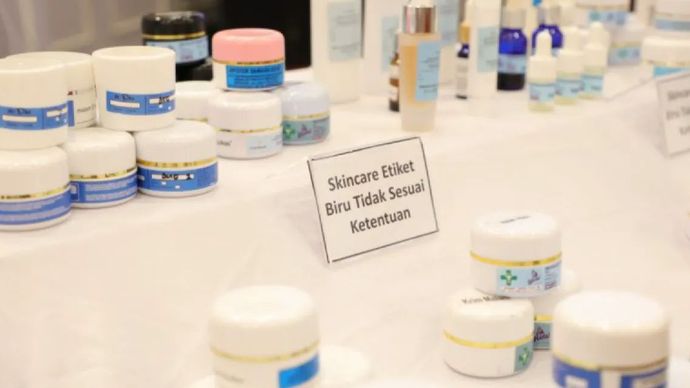 Badan Pengawas Obat dan Makanan (BPOM) mengingatkan masyarakat akan bahaya skincare etiket biru, produk perawatan kulit yang mengandung bahan obat keras dan diberikan dengan resep dokter sebagai produk racikan, Senin 18 November 2024.