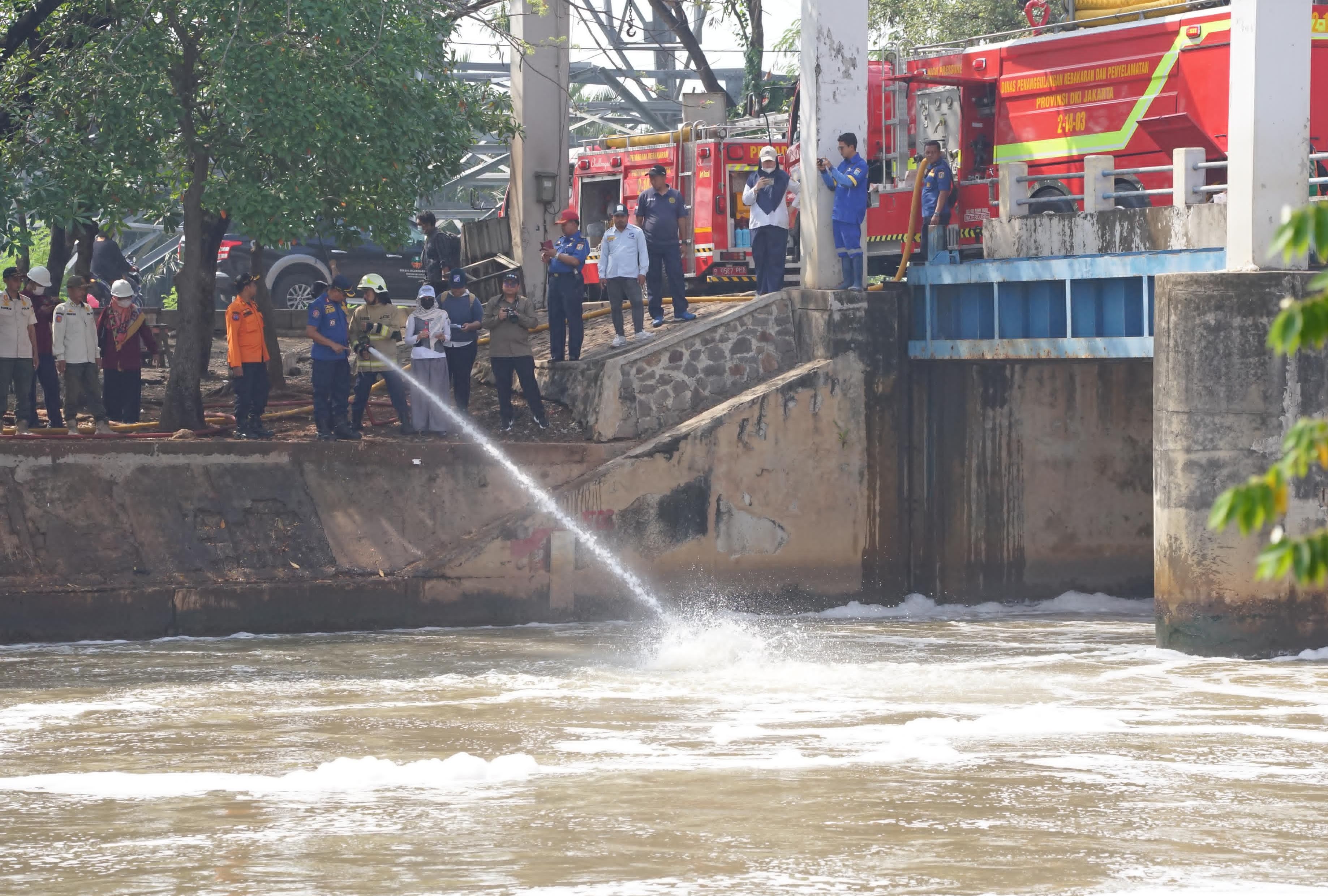 Simulasi penanggulangan busa di Pintu Weir 3 Banjir Kanal Timur, Jakarta Utara, Rabu <b>(Dinas Lingkungan Hidup DKI)</b>