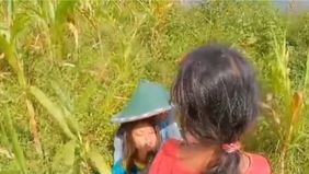 Beredar video memperlihat dua anak menangis di pinggir waduk usai sang ayah meninggal gegara tenggelam. Hal tersebut menjadi viral di media sosial.