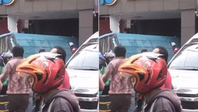 Sebuah angkot menabrakan kios kacamata di Jalan Margonda, depok. Hal tersebut menjadi viral di media sosial.