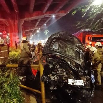 Mobil Terguling dan Terbakar di Pulomas, Diduga Pengemudi Mabuk