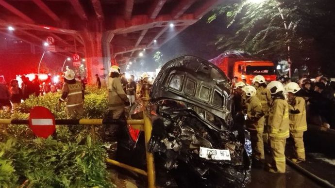 Mobil Terguling dan Terbakar di Pulomas, Diduga Pengemudi Mabuk