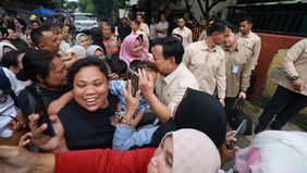 Suasana penuh antusias tampak terlihat saat warga Bogor bertemu dengan Presiden RI Prabowo Subianto usai melakukan inspeksi mendadak (sidak) program Makan Bergizi Gratis (MBG) di dua Sekolah Dasar Negeri (SDN) di wilayah Bogor, Jawa Barat, Senin (10/