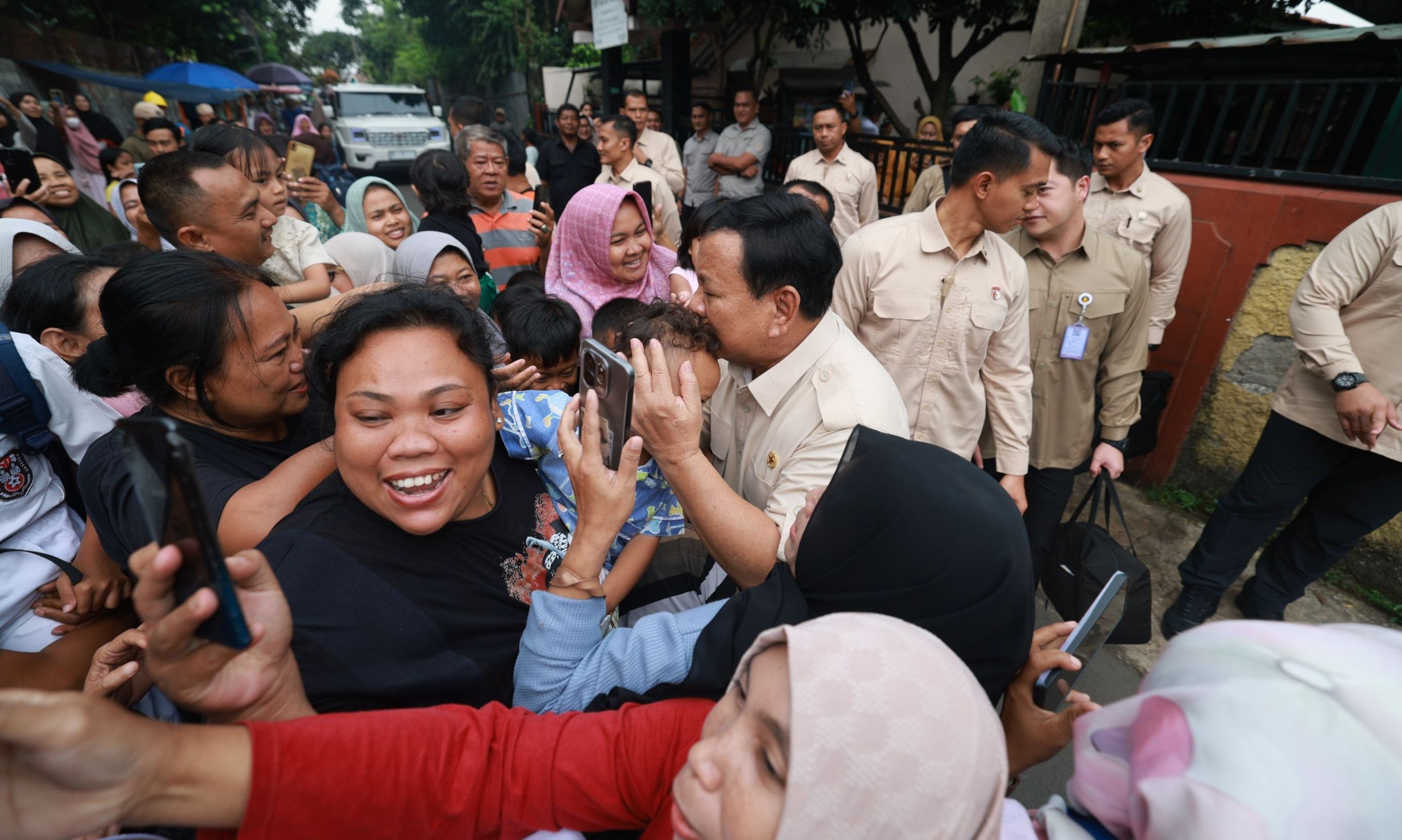 Momen Prabowo Berbaur dengan Warga Bogor usai Sidak Makan Bergizi Gratis di SD <b>(Istimewa)</b>