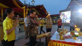 Ribuan umat Buddha merayakan Hari Kebesaran Si Mian Fo di Riverwalk Island PIK, Jakarta Utara, menandai peresmian Sarana Ibadah Si Mian Fo.