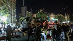 Tiga warga sipil tewas dan tiga lainnya mengalami luka cukup parah setelah Israel melakukan serangan udara yang menargetkan bangunan apartemen di Ibu Kota Suriah, Damaskus pada Rabu malam tadi, 2 Oktober 2024.