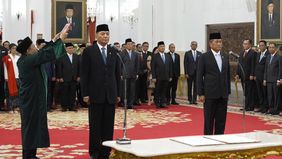 Presiden Prabowo Subianto baru saja melainkan Menteri Pertahanan (Menhan) Sjafrie Sjamsoeddin sebagai Ketua Harian Dewan Pertahanan Nasional di Istana Negara pada Senin siang, 16 Desember 2024.