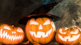 Halloween berasal dari perayaan Samhain bangsa Celtic dengan berbagai adat dan simbol kepercayaannya yang berevolusi menjadi tradisi modern sekarang.