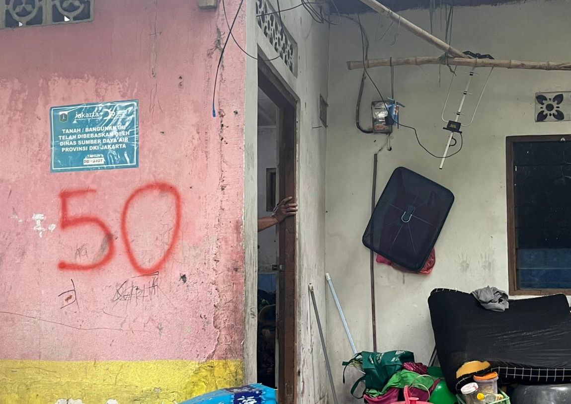 Bangunan di pinggir kali ciliwung dintandai  <b>(NTVNews.id/Adiansyah)</b>