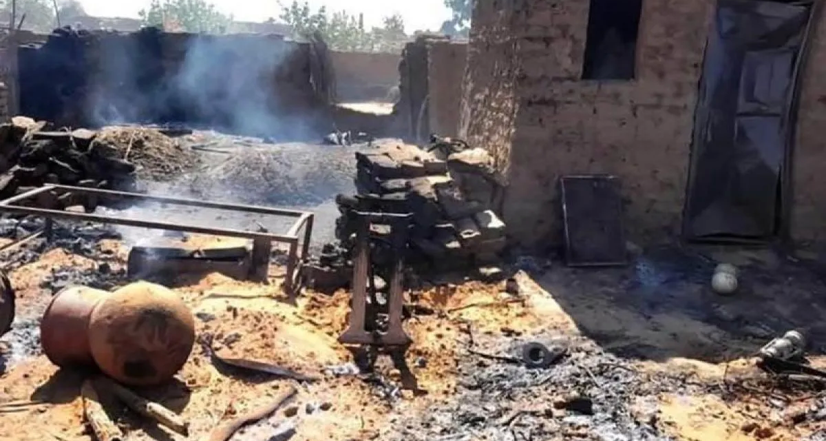 Foto yang diambil pada 11 Desember 2024 menunjukkan rumah-rumah yang rusak akibat tembakan artileri di kamp pengungsian di El Fasher, Ibu Kota Negara Bagian Darfur Utara, Sudan.  <b>(Antara)</b>