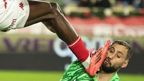 Kiper Paris Saint Germain (PSG), Gianluigi Donnarumma mengalami cedera parah di bagian wajah usai terkena kaki pemain AS Monaco Wilfried Singo dalam lanjutan Ligue 1 pada Kamis dini hari tadi, 19 Desember 2024.