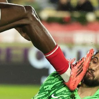 Detik-detik Kiper PSG Gianluigi Donnarumma Mukanya Diinjek Sama Singo Pemain Monaco