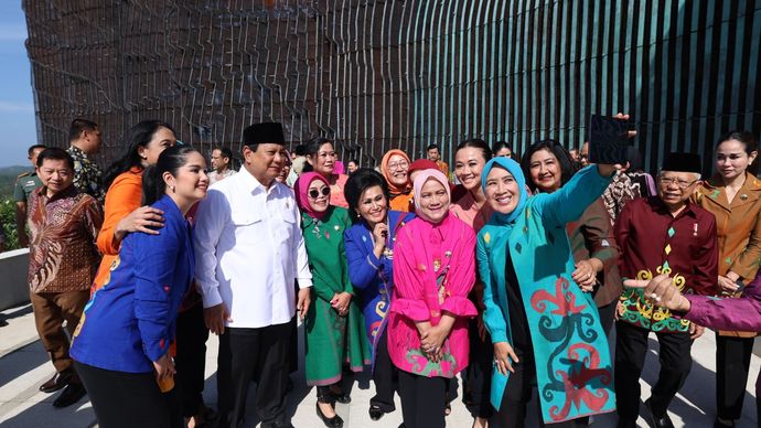 Momen Seru Prabowo Selfie Bareng Iriana dan Ibu-ibu di IKN