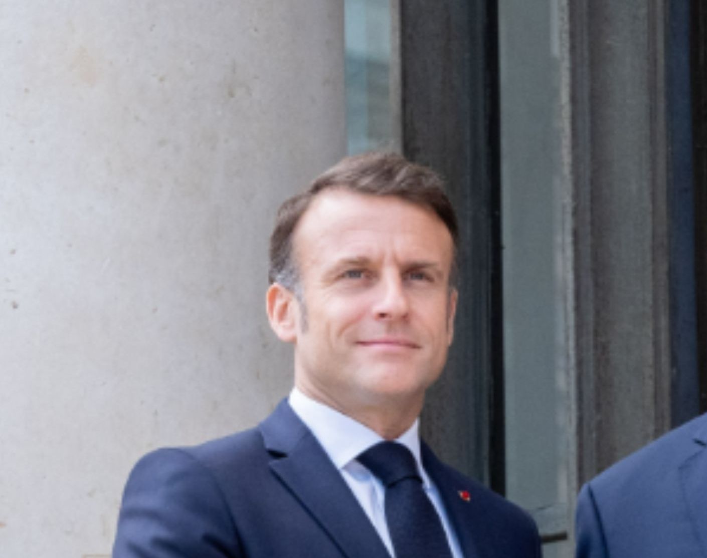 Emmanuel Macron (Kiri) <b>(IG: Emmanuel Macron)</b>