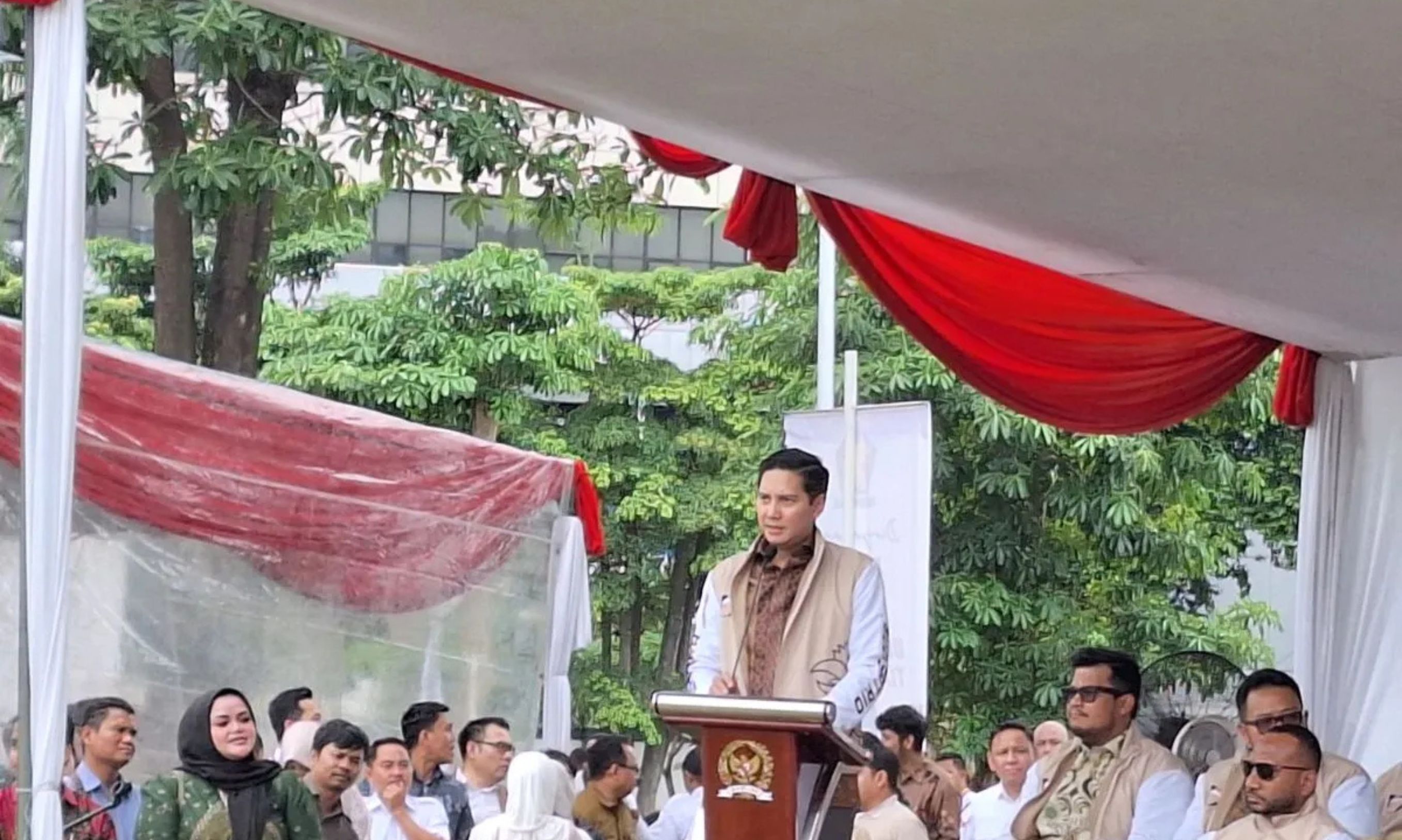Ketua Fraksi Partai Gerindra DPR RI Budisatrio Djiwandono (tengah) saat memberikan pidato dalam pembukaan Piala Prabowo 2025 yang merupakan rangkaian acara Hari Ulang Tahun (HUT) Partai Gerindra ke-17. <b>(ANTARA/FAJAR SATRIYO)</b>