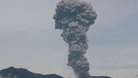 Gunung berapi White Island di Selandia Baru mengalami erupsi yang menyebabkan sejumlah penerbangan dibatalkan akibat abu vulkanik yang tersebar. 