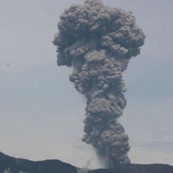 Gunung Merapi di Sumbar Kembali Erupsi