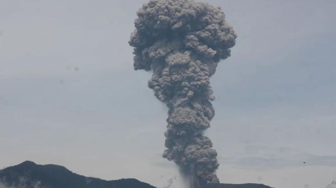 Gunung Merapi di Sumbar Kembali Erupsi