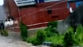 Hujan deras yang mengguyur wilayah Depok pada Jumat 17 Oktober 2025 sore menyebabkan banjir.