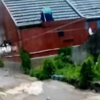 Hujan Deras Guyur Depok, Banjir di Pancoran Mas Capai Dada Orang Dewasa
