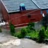 Hujan Deras Guyur Depok, Banjir di Pancoran Mas Capai Dada Orang Dewasa