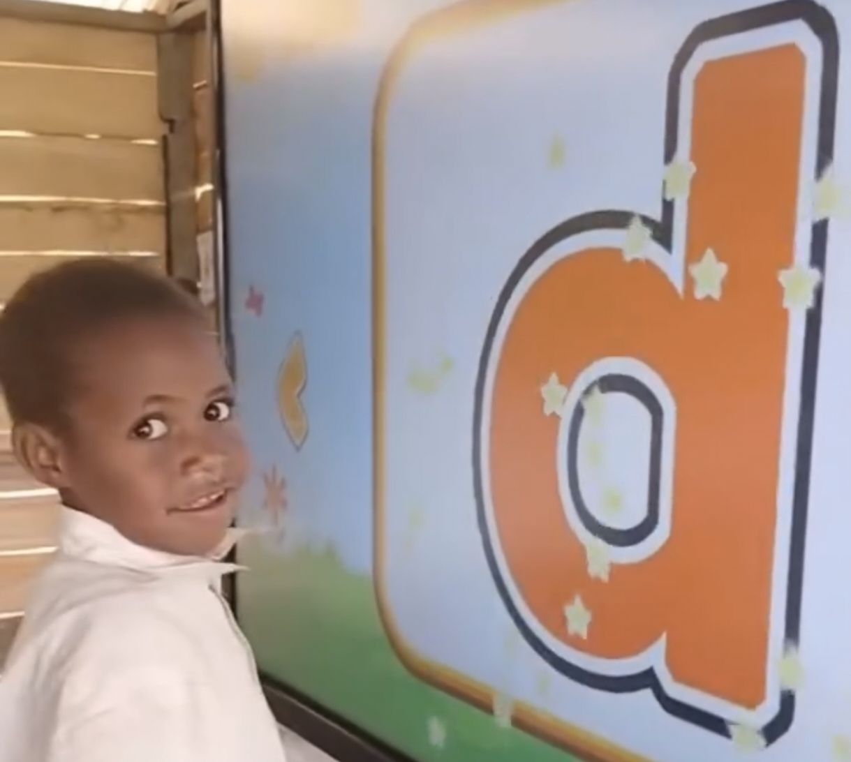 Anak-Anak Papua Belajar Menggunakan Papan Pintar. <b>(Istimewa)</b>