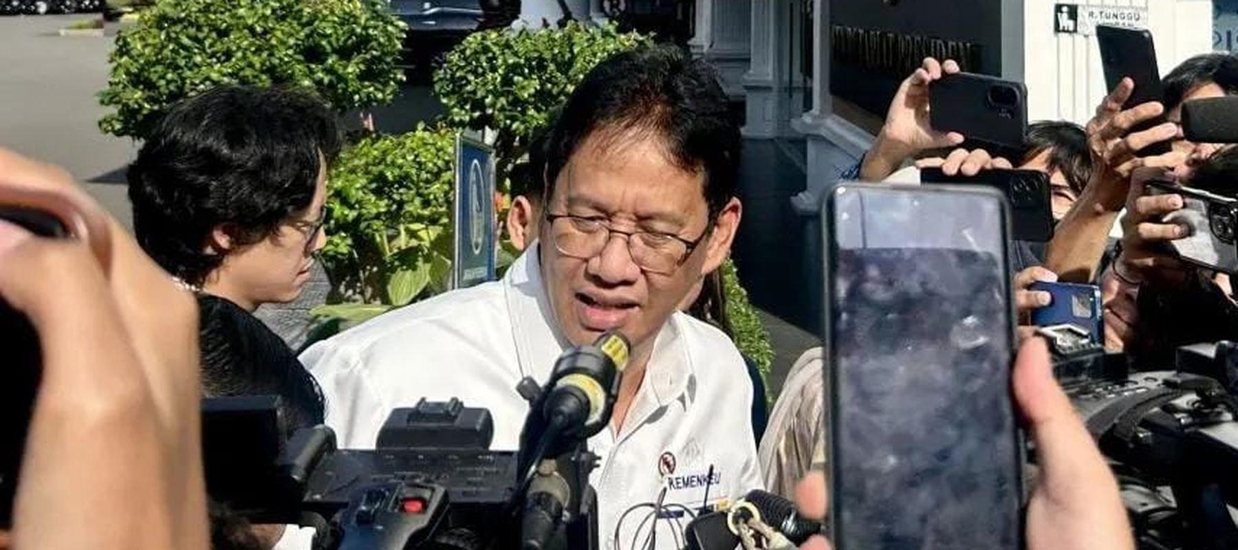 Menteri Keuangan Purbaya Yudhi Sadewa menjawab pertanyaan wartawan sebelum mengikuti rapat terbatas yang dipimpin oleh Presiden Prabowo Subianto di Istana Kepresidenan RI, Jakarta, Senin 5 Januari 2026. ANTARA/Maria Cicilia Galuh.