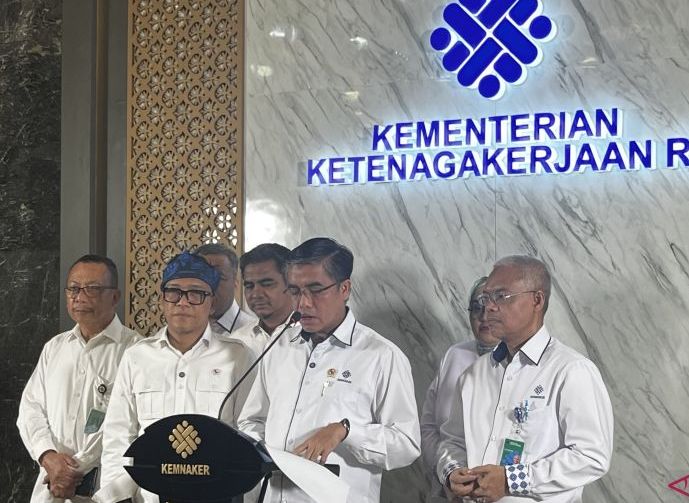 Menteri Ketenagakerjaan (Menaker) Yassierli dan Wamen Immanuel Ebenezer Gerungan saat memberikan keterangan pers di Kantor Kemnaker RI Jakarta, Selasa (20/5/2025).  <b>(ANTARA/Arnidhya Nur Zhafira)</b>