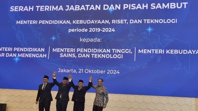 Menteri Kebudayaan Fadli Zon (paling kiri) berfoto bersama, Menteri Pendidikan Tinggi, Sains, dan Teknologi Satrio Brodjonegoro (dua dari kiri), Menteri Pendidikan Dasar dan Menengah Abdul Mu'ti (tiga dari kiri), dan Menteri Pendidikan, Kebudayaan, R