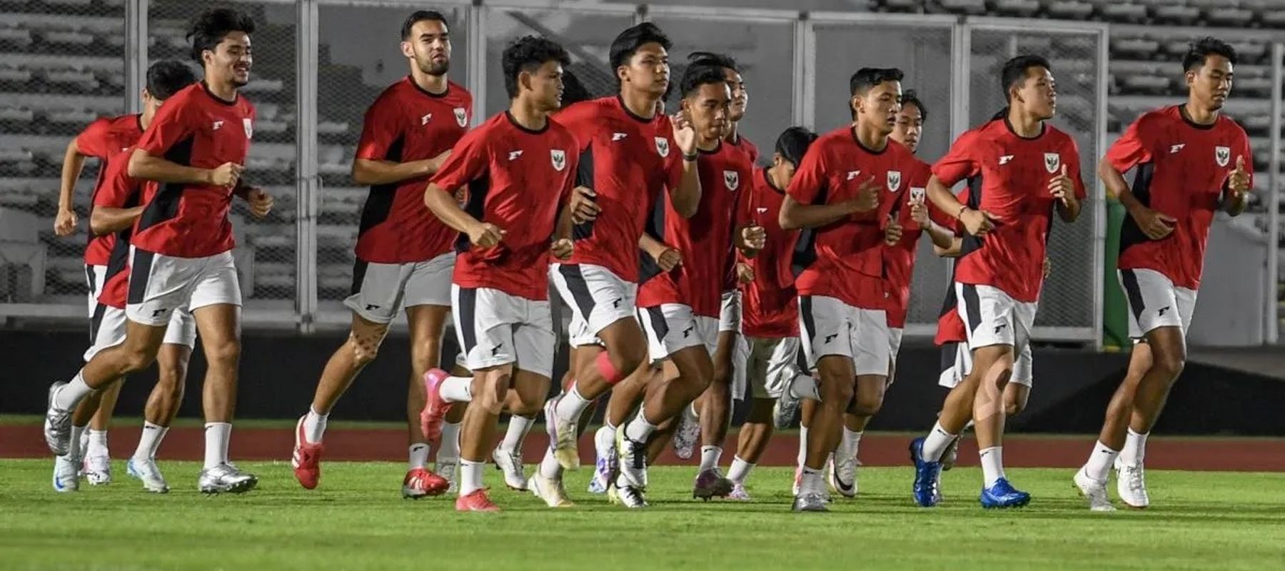 Sejumlah pesepak bola Timnas Indonesia U-23 melakukan pemanasan saat sesi latihan jelang babak semifinal ASEAN U-23 Championship 2025 di Lapangan Madya, GBK, Jakarta, Kamis, 24 Juli 2025.