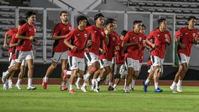 Susunan pemain Timnas Indonesia U-23 menghadapi Thailand U-23 dalam babak semifinal Piala AFF U-23 2025 telah resmi diumumkan. Pelatih kepala Gerald Vanenburg menurunkan formasi terbaiknya, termasuk menempatkan Jens Raven sebagai ujung tombak seranga
