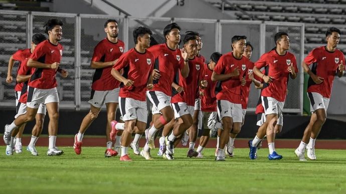 Sejumlah pesepak bola Timnas Indonesia U-23 melakukan pemanasan saat sesi latihan jelang babak semifinal ASEAN U-23 Championship 2025 di Lapangan Madya, GBK, Jakarta, Kamis, 24 Juli 2025.