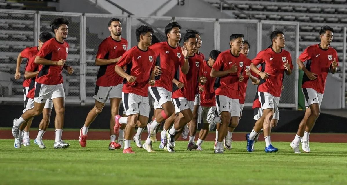Sejumlah pesepak bola Timnas Indonesia U-23 melakukan pemanasan saat sesi latihan jelang babak semifinal ASEAN U-23 Championship 2025 di Lapangan Madya, GBK, Jakarta, Kamis, 24 Juli 2025. <b>(Antara)</b>