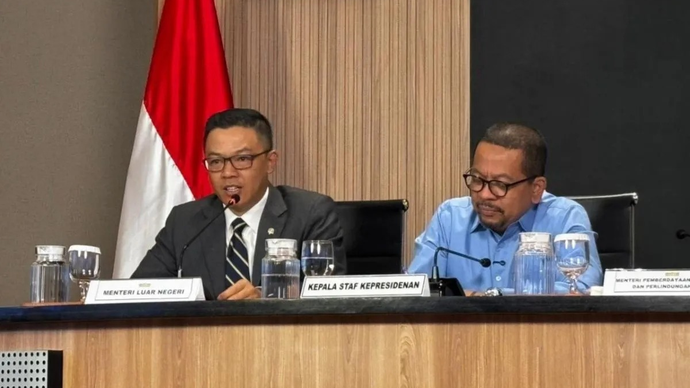 Menteri Luar Negeri Sugiono (kiri) memberikan pernyataan dalam jumpa pers di Gedung Bina Graha, Kompleks Istana Kepresidenan, Jakarta, Rabu (22/4/2026). ANTARA/Prisca Triferna Violleta