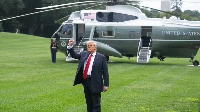 Presiden AS Donald Trump bersiap menaiki Marine One di Gedung Putih di Washington, D.C., Amerika Serikat, 7 September 2025. Trump mengatakan pada Minggu bahwa Gedung Putih siap untuk melanjutkan ke tahap kedua sanksi terhadap Rusia di tengah perundingan damai yang terhenti untuk menghentikan krisis Ukraina. ANTARA/Xinhua/Hu Yousong