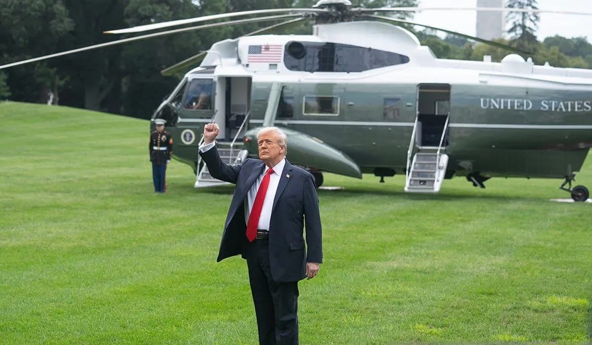 Presiden AS Donald Trump bersiap menaiki Marine One di Gedung Putih di Washington, D.C., Amerika Serikat, 7 September 2025. Trump mengatakan pada Minggu bahwa Gedung Putih siap untuk melanjutkan ke tahap kedua sanksi terhadap Rusia di tengah perundin <b>(Antara)</b>