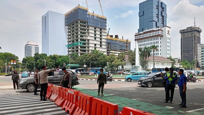 Kepolisian menutup arus lalu lintas di Jalan Medan Merdeka Barat ke arah Istana Negara karena adanya reuni aksi 411 di Jakarta Pusat, Senin (4/11/2024).