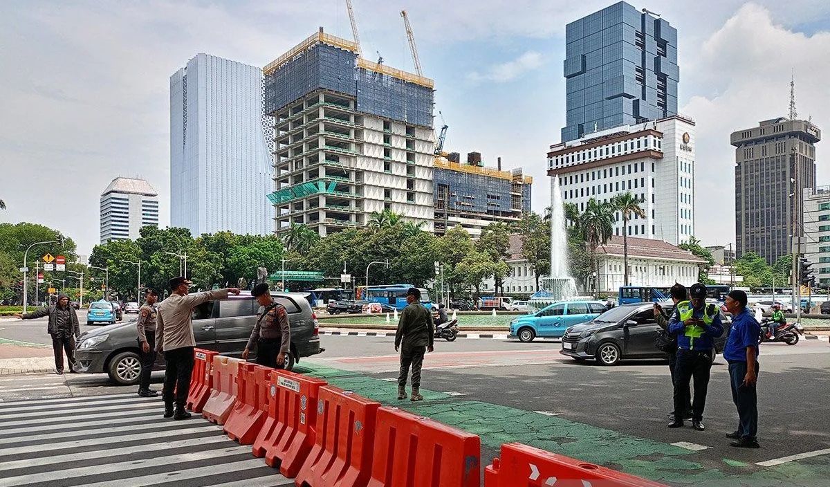 Kepolisian menutup arus lalu lintas di Jalan Medan Merdeka Barat ke arah Istana Negara karena adanya reuni aksi 411 di Jakarta Pusat, Senin (4/11/2024). <b>(Antara)</b>