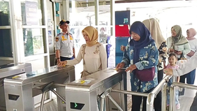 Momentum peringatan Hari Angkutan Nasional 2026 dimanfaatkan masyarakat untuk menggunakan layanan transportasi umum dengan tarif khusus Rp1. Salah satu titik yang ramai adalah Halte TransJakarta Kampung Rambutan di kawasan Terminal Kampung Rambutan,.