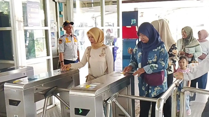 Masyarakat memanfaatkan momentum peringatan Hari Angkutan Nasional 2026 dengan menggunakan Transjakarta di Halte Transjakarta Kampung Rambutan yang berada di kawasan Terminal Kampung Rambutan, Jakarta Timur, Jumat (24/4/2026). ANTARA/Siti Nurhaliza.