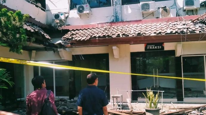 Kondisi bangunan Gedung DPRD Provinsi Nusa Tenggara Barat setelah dibakar dan dijarah oleh massa demo anarkis pada Sabtu (30/8/2025) siang terpantau masih berantakan pada Senin 1 September 2025. (ANTARA/Nur Imansyah).